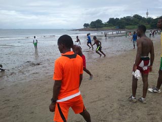 Fotboll at Lumley Beach, Freetown